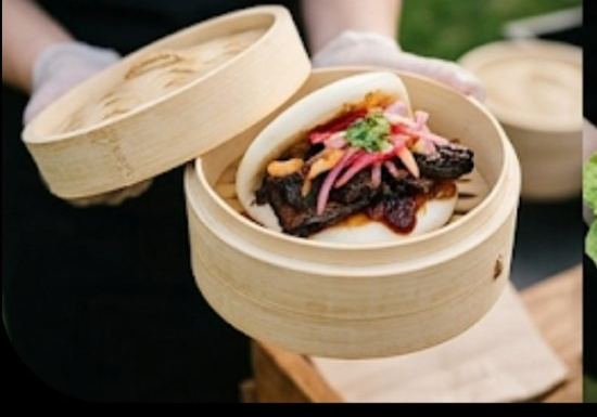 Bao Buns במגש בישול קיטור, קייטרינג בוטיק Oshiama